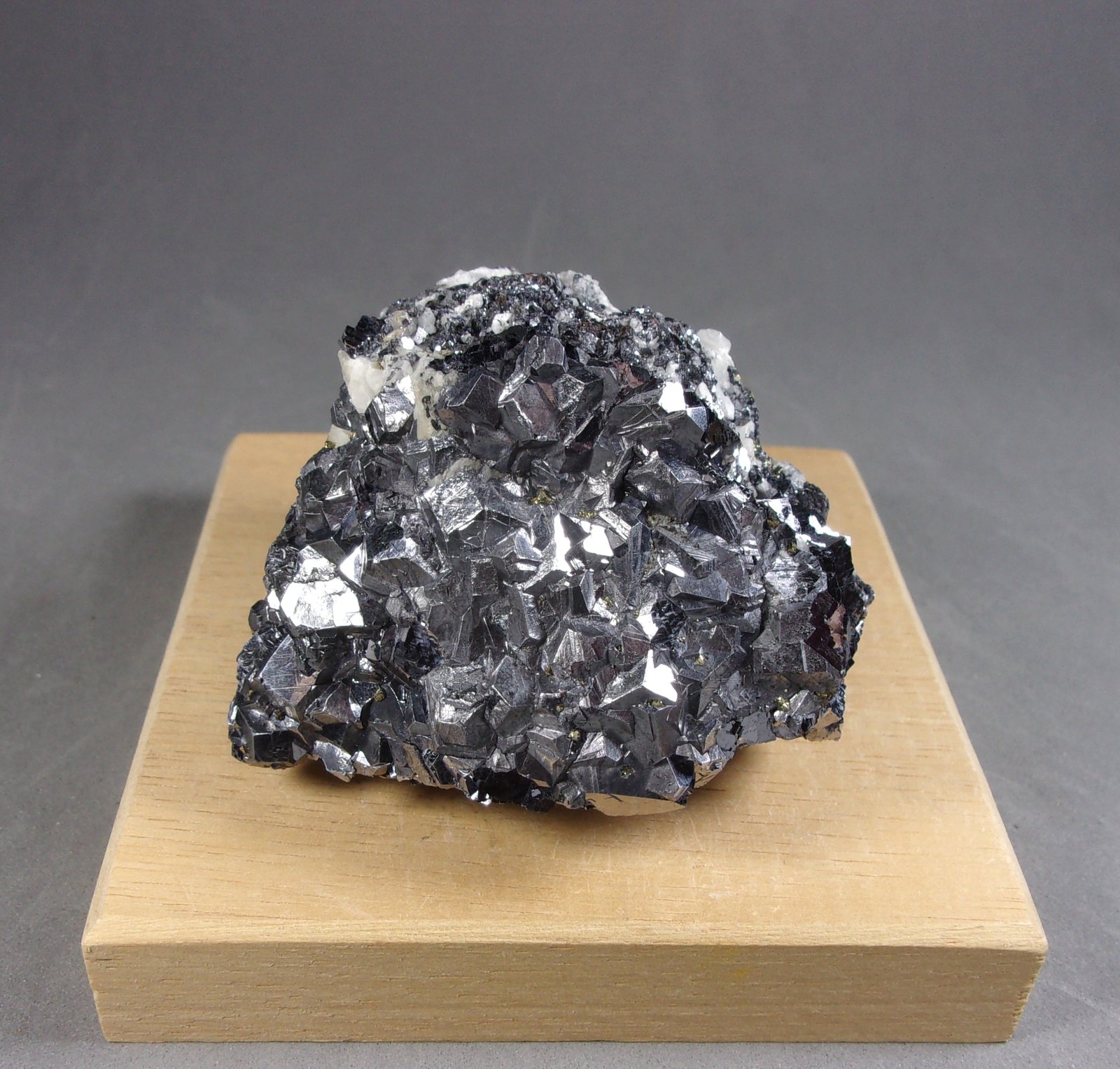 Skutterudita
5,5 x 4,5 x 4,,5 cm. 267 g.
(Autor: J. G. Alcolea)