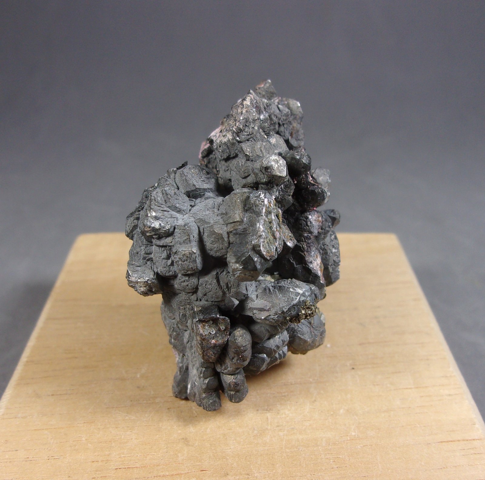 Skutterudita con Eritrina
4,1 x 2,8 x 2,3 cm.  47 g.
(Autor: J. G. Alcolea)