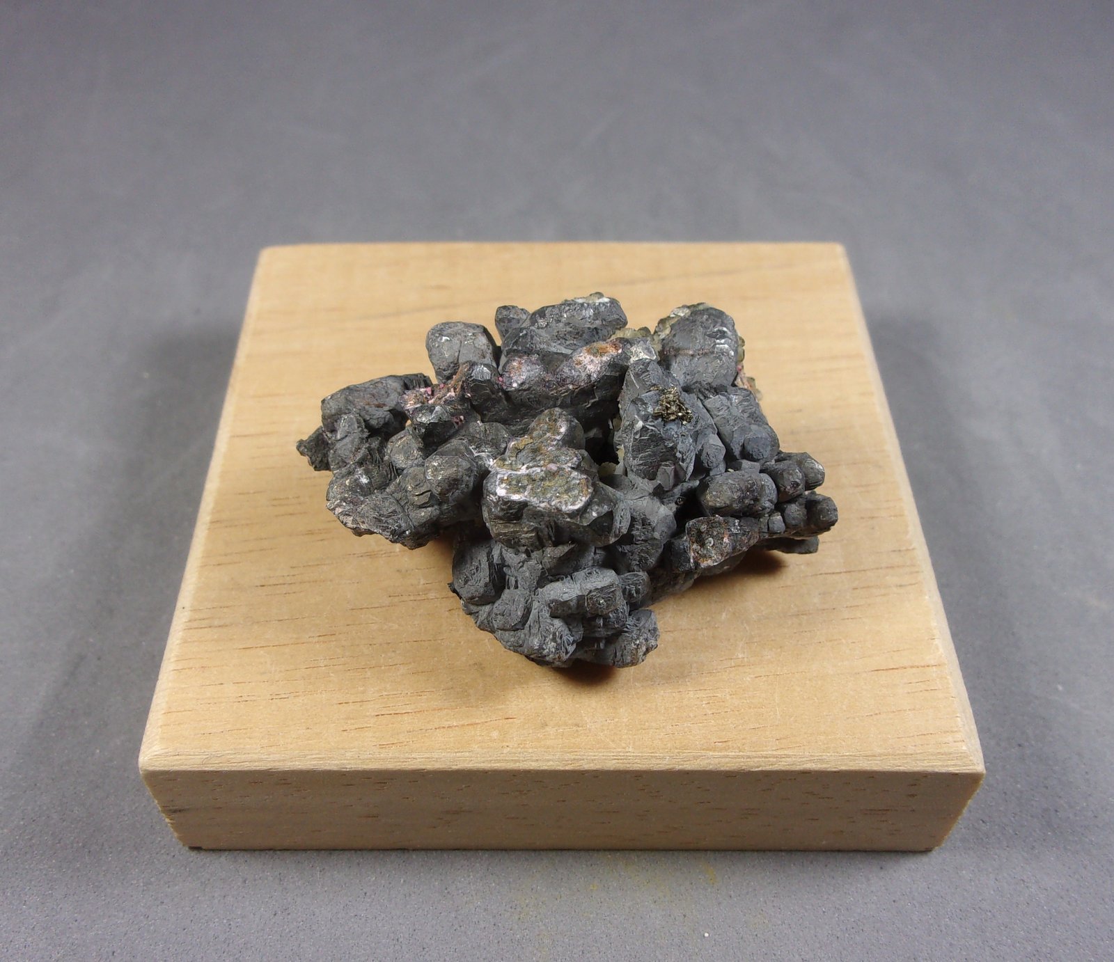 Skutterudita con Eritrina
4,1 x 2,8 x 2,3 cm.  47 g.
(Autor: J. G. Alcolea)