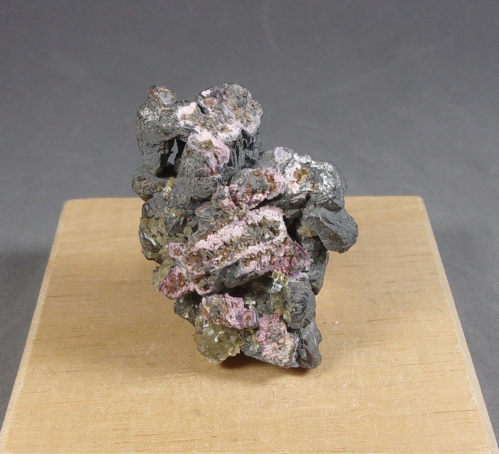 Skutterudita con Eritrina
4,1 x 2,8 x 2,3 cm.  47 g.
(Autor: J. G. Alcolea)
