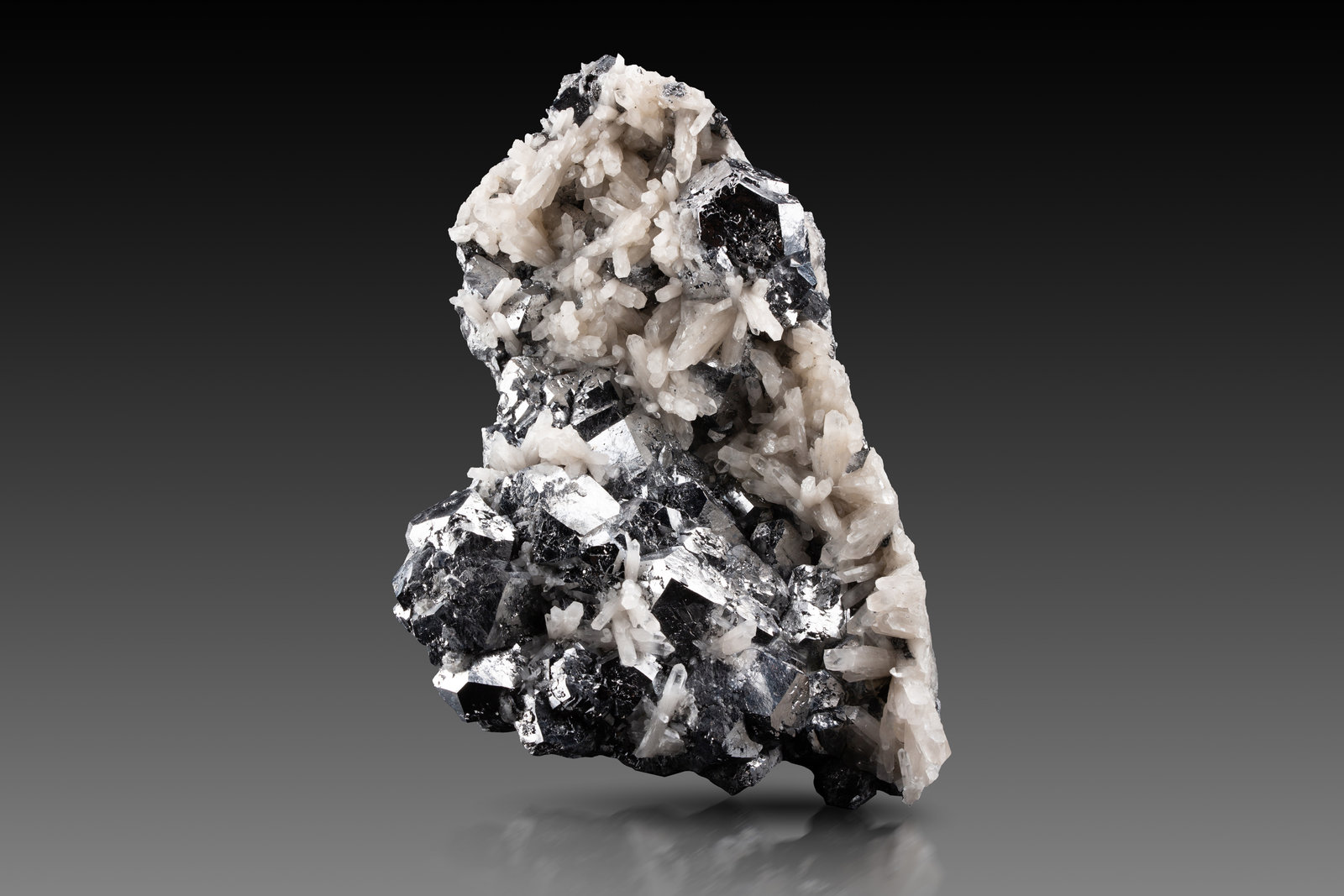 Skutterudita
11 x 6.5 x 16.5 cm / cristal principal: 3.4 cm
(Autor: Museo MIM)