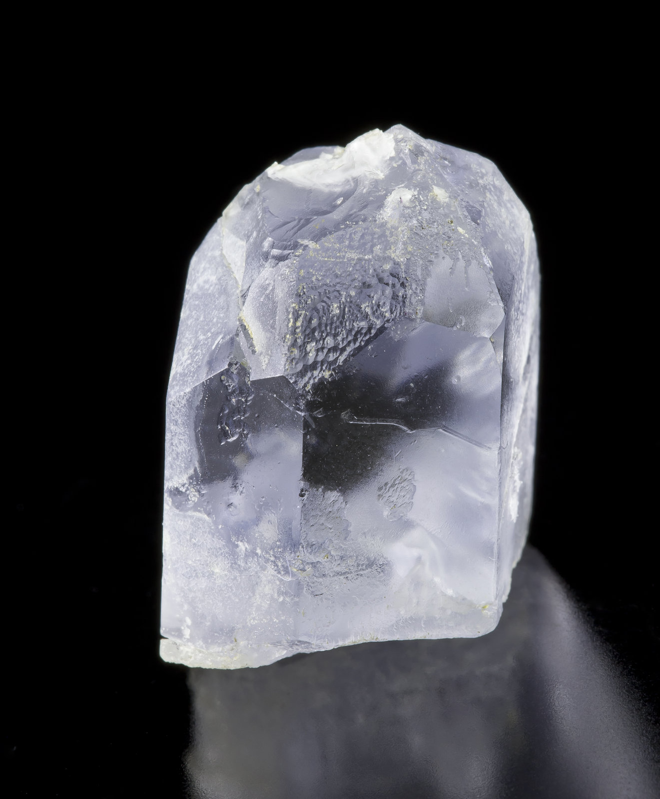 Sodalita
2.5 x 2 x 3.5 cm / Cristal principal: 3.2 cm.
(Autor: Museo MIM)