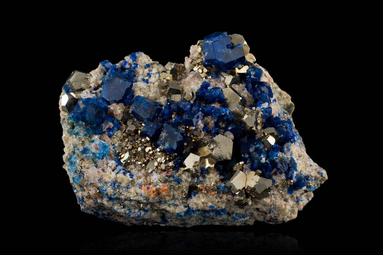 Sodalita con Pirita y Wurtzita
6.5 x 4.5 x 3.5 cm / Cristal principal: 1.1 cm.
(Autor: Museo MIM)