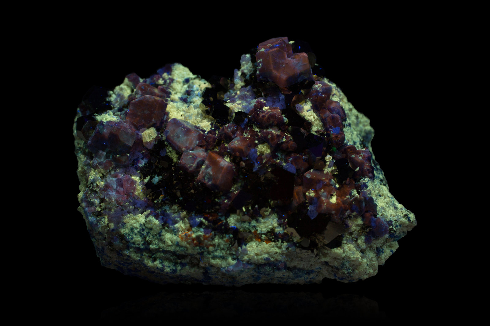 Sodalita con Pirita y Wurtzita
6.5 x 4.5 x 3.5 cm / Cristal principal: 1.1 cm.
(Autor: Museo MIM)