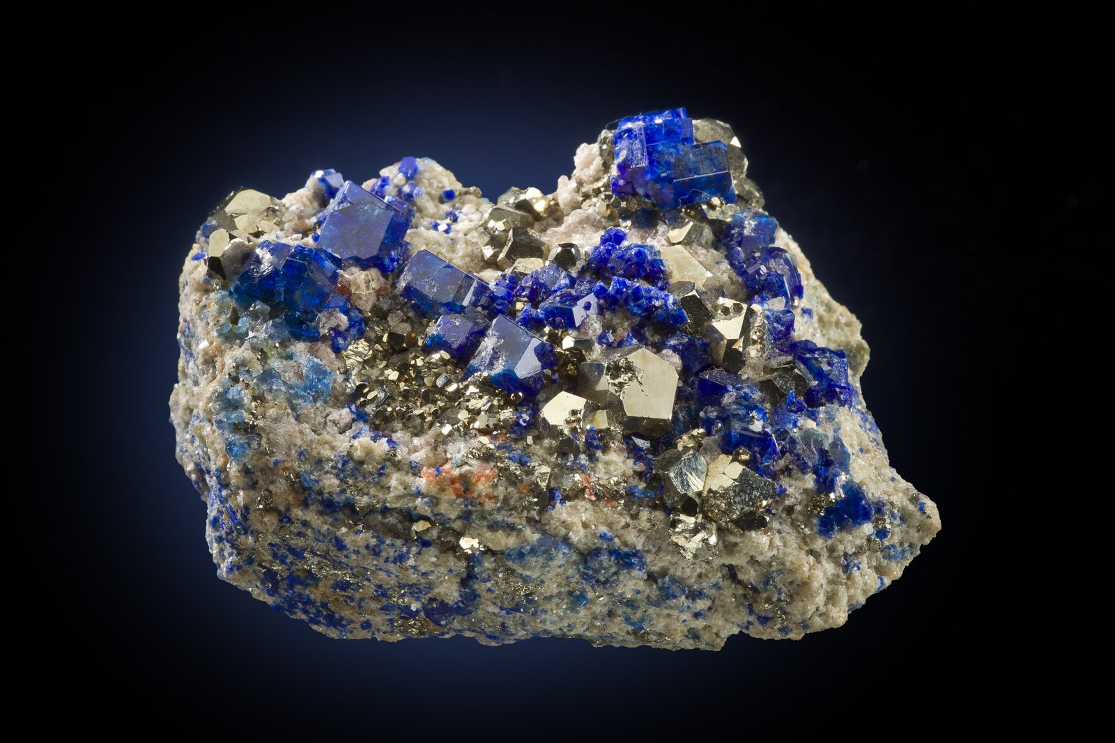 Sodalita con Pirita y Wurtzita
6.5 x 4.5 x 3.5 cm / Cristal principal: 1.1 cm.
(Autor: Museo MIM)