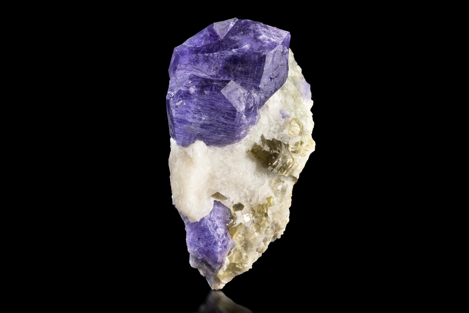 Sodalita en Calcita con Flogopita
8 x 4 x 12.5 cm / cristal principal: 7.3 cm
(Autor: Museo MIM)