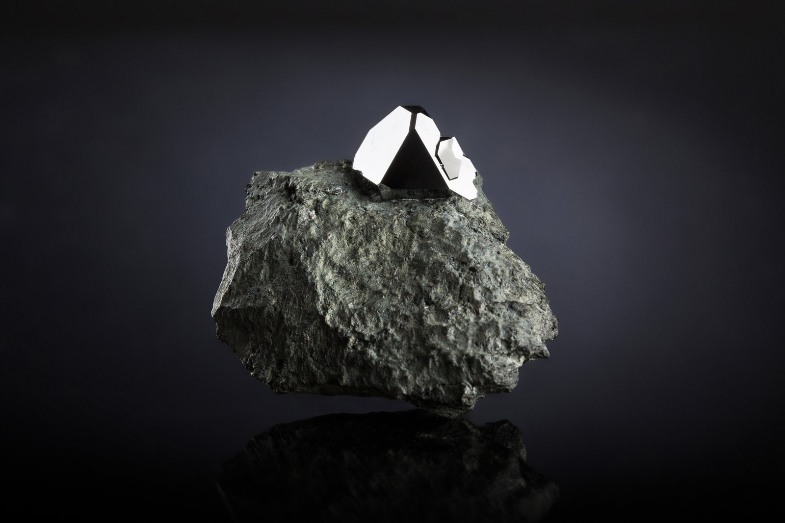 Sperrylita
5 x 2.5 x 5.5 cm / cristal principal: 2.2 cm
(Autor: Museo MIM)