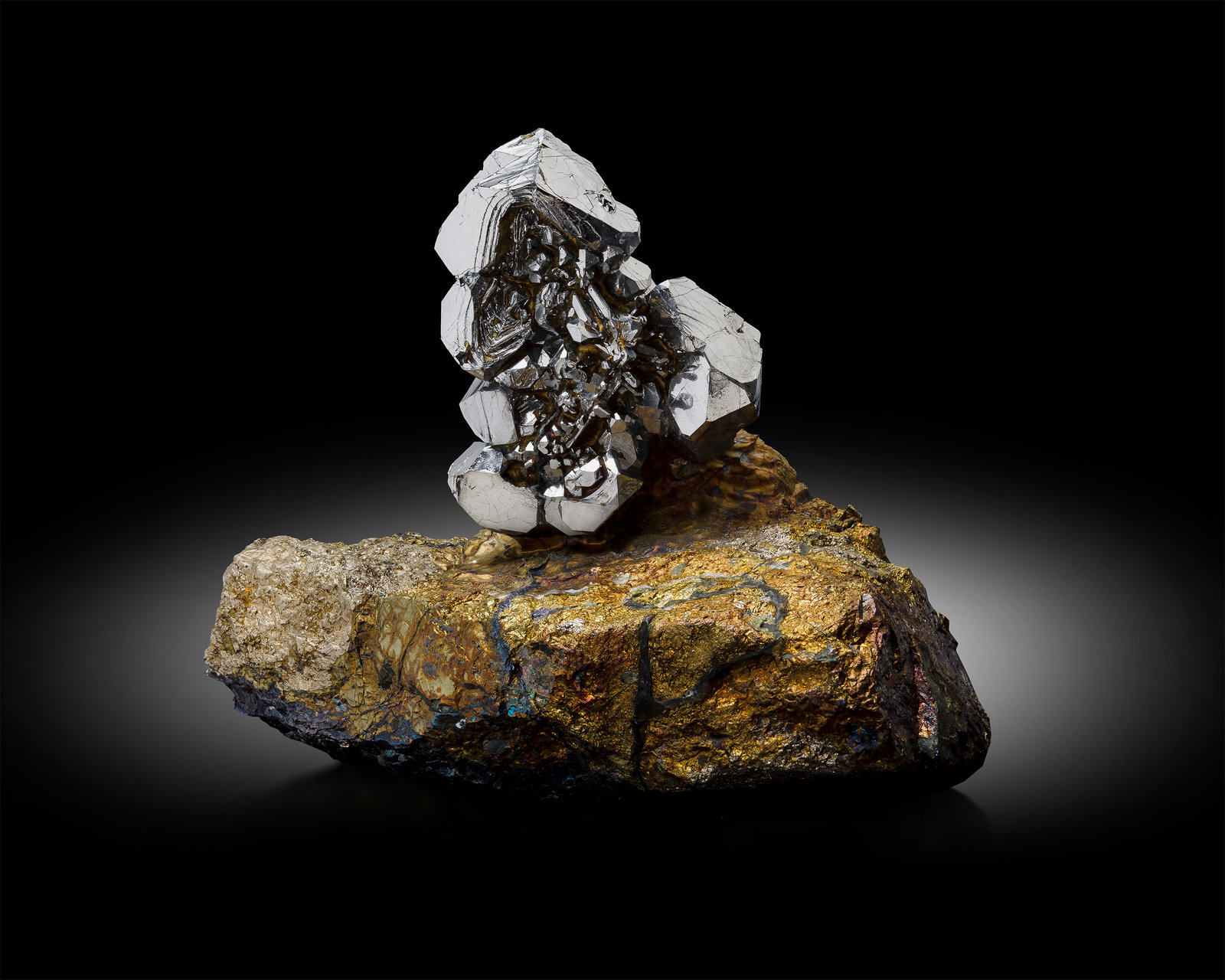 Sperrylita
7.5 x 4 x 6 cm / cristal principal: 1.9 cm
(Autor: Museo MIM)