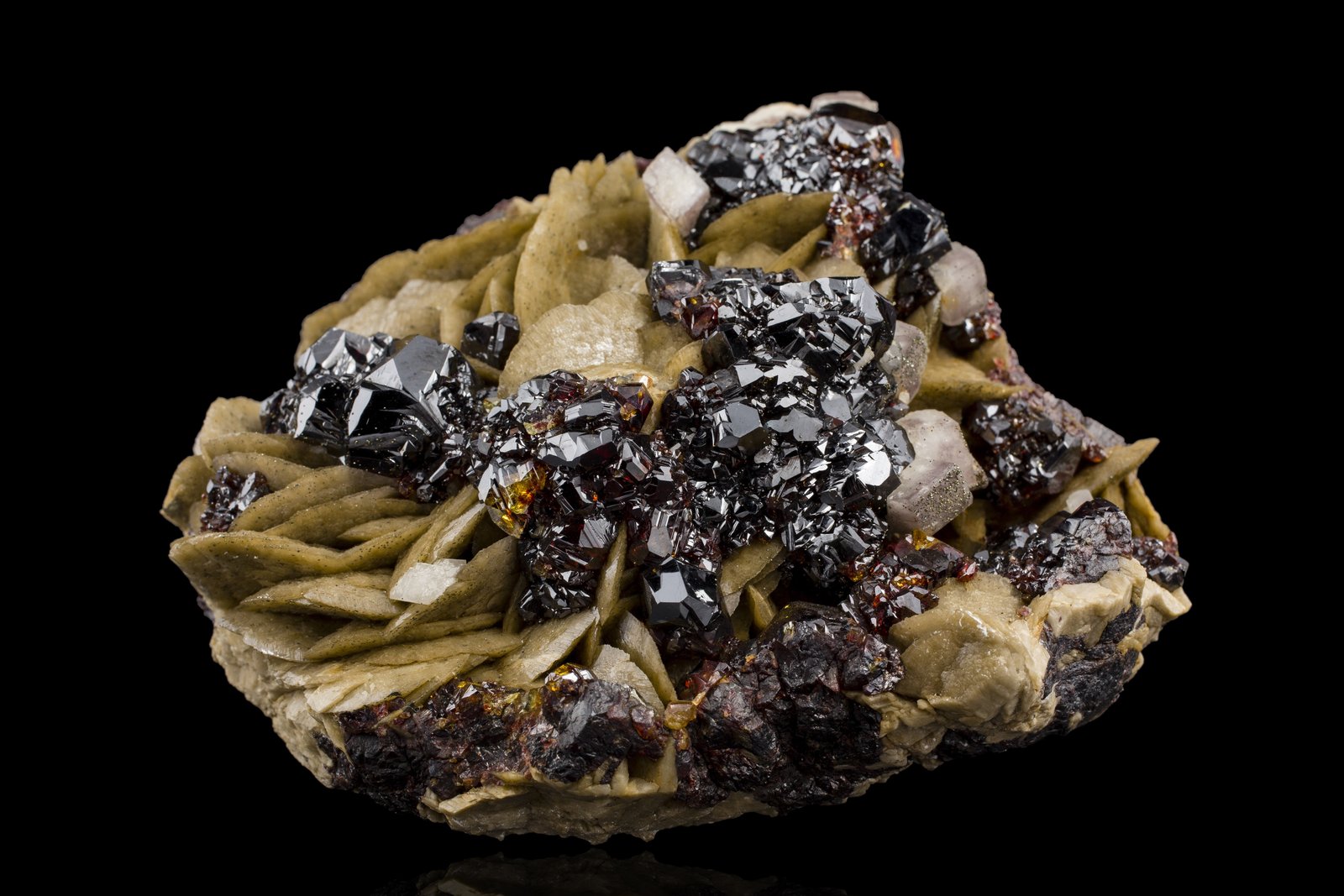 Esfalerita en Siderita con Dolomita
12.5 x 11 x 6.5 cm / Cristal principal: 3.1 cm
(Autor: Museo MIM)