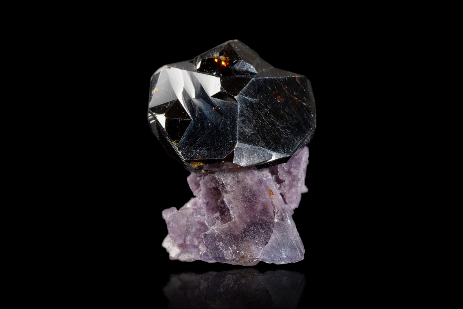 Esfalerita, Fluorita
4 x 2.8 x 2.6 cm / Cristal principal: 2.9 cm.
(Autor: Museo MIM)