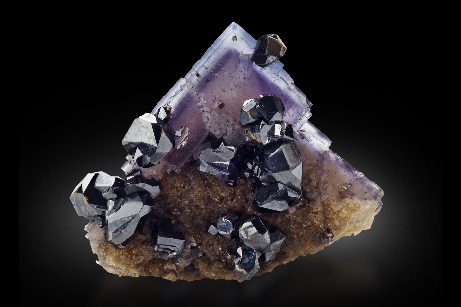 Esfalerita, Fluorita
6.5 x 7.6 x 6.3 cm / Cristal principal: 1.5 cm.
(Autor: Museo MIM)