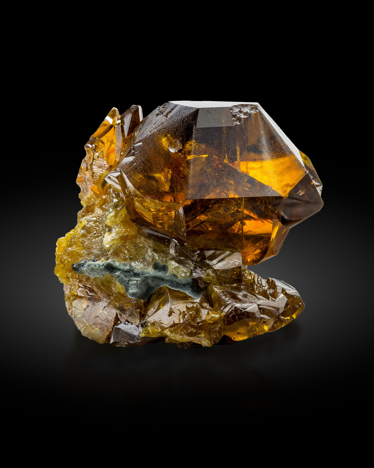 Esfalerita [Sphalerite]
5 x 4 x 4 cm / cristal principal: 3.9 cm
(Autor: Museo MIM)