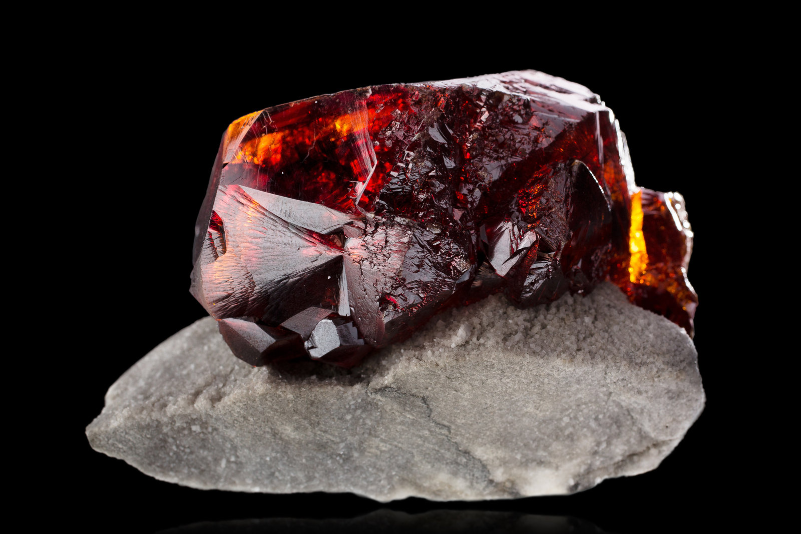Esfalerita en Dolomita
10 x 6 x 7 cm / Cristal principal: 7.5 cm
(Autor: Museo MIM)