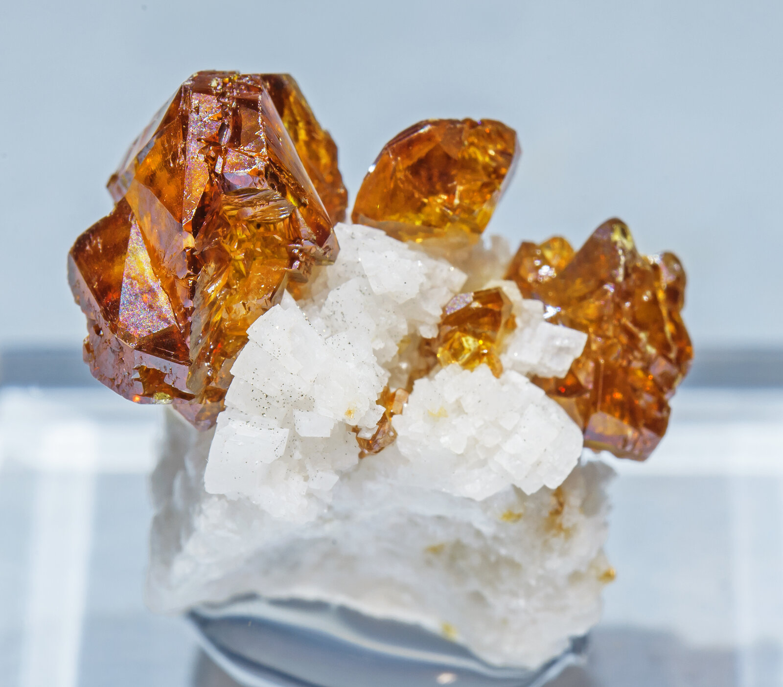 Esfalerita con Dolomita
Tamaño de la pieza: 2.2 × 2 × 1.2 cm / cristal principal: 1.1 × 0.8 cm
(Autor: Jordi Fabre)