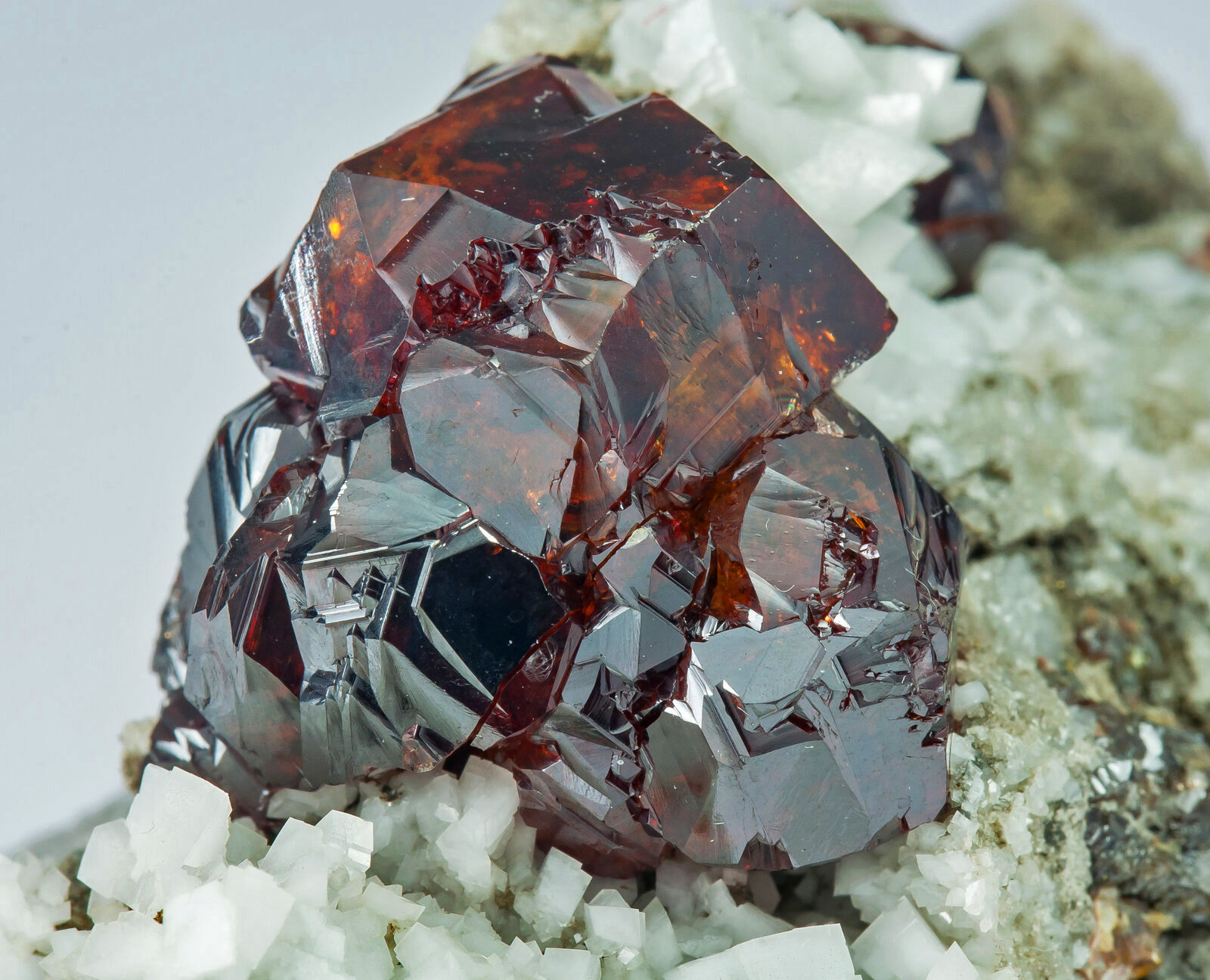 Esfalerita con Dolomita y Calcita
cristal principal: 1.4 × 1 cm
(Autor: Jordi Fabre)