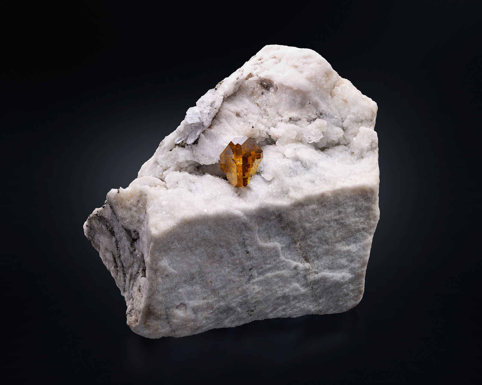 Esfalerita (variedad cleofana) en Dolomita
4 x 6 x 4 cm / cristal principal: 1 cm
(Autor: Museo MIM)