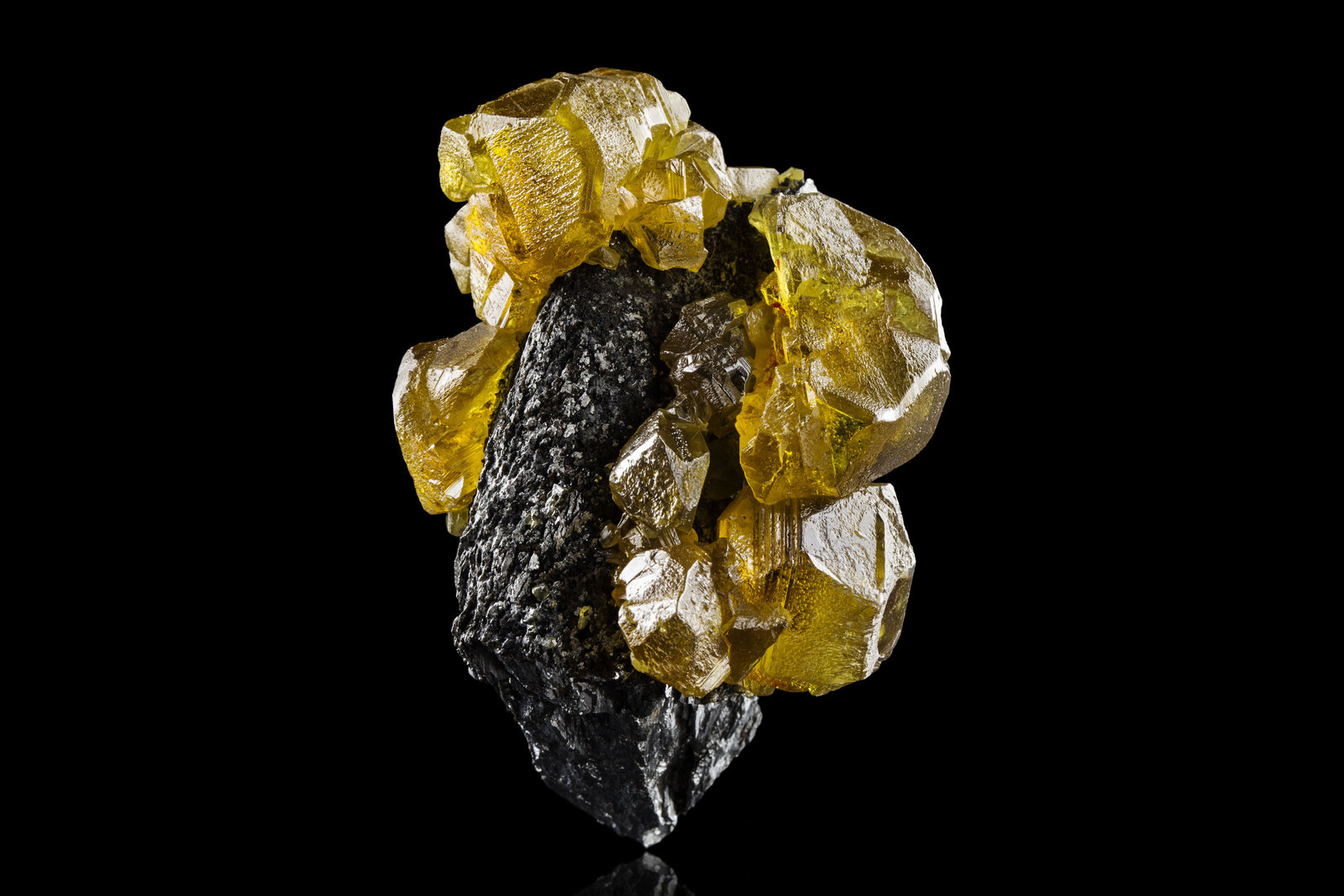 Esfalerita (variedad cleofana) en Lollingita
5 x 6 x 8 cm / Cristal principal: 3.2 cm
(Autor: Museo MIM)