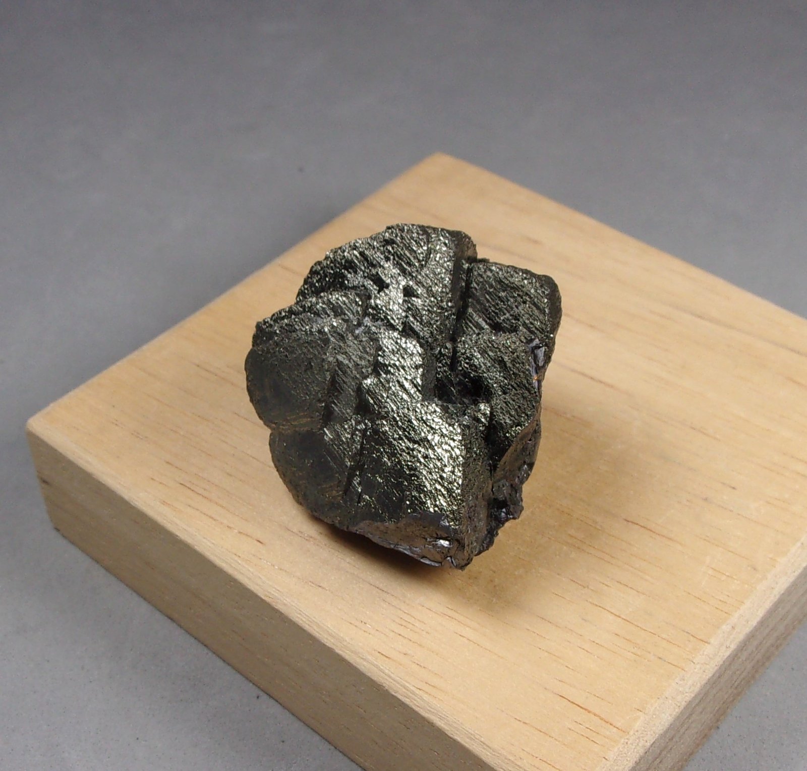 Stannita
2,9 x 2,9 x 1,5 cm.  24,23 g.
(Autor: J. G. Alcolea)