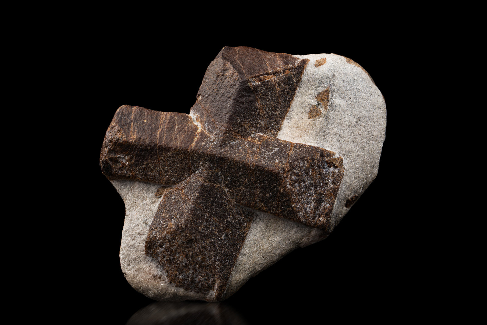 Estaurolita [Staurolite]
11 x 8 x 5.5 cm / cristal principal: 9 cm
(Autor: Museo MIM)