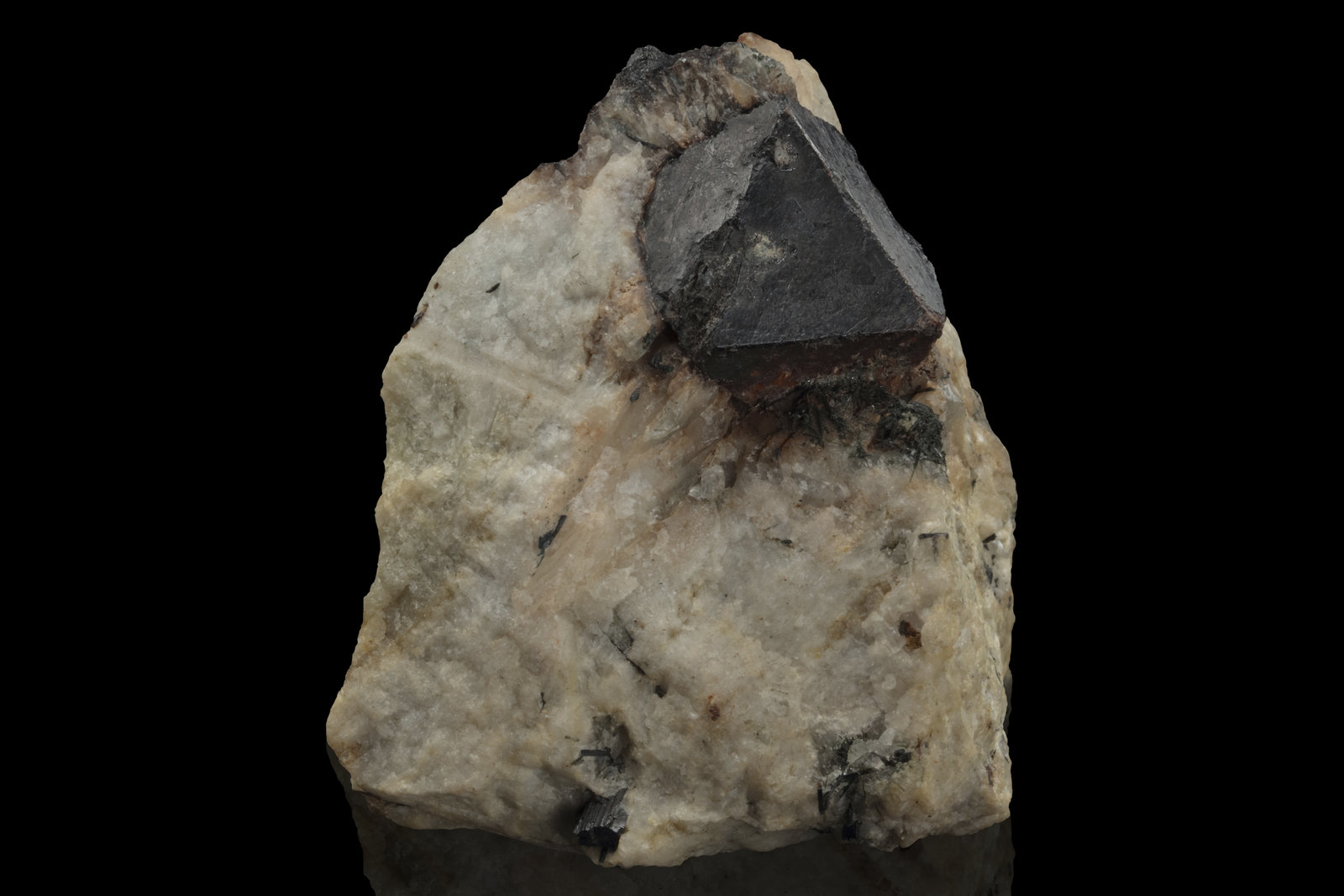 Steenstrupina-(Ce)
4.5 x 4 x 4 cm / cristal principal: 1.8 cm
(Autor: Museo MIM)