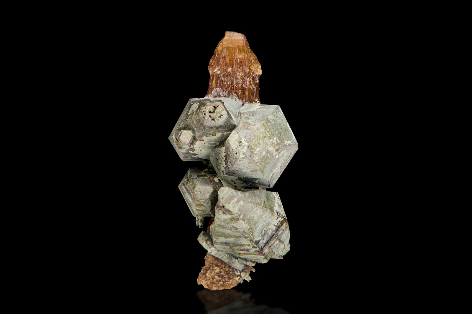 Stibiocolumbita con Parisita-(Ce)
4.5 x 2.5 x 3.5 cm
(Autor: Museo MIM)