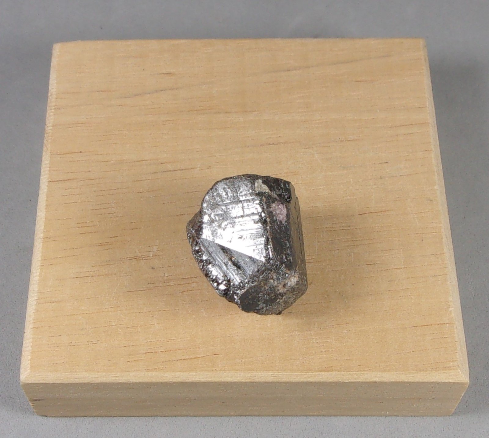 Stibiotantalita
2 x 1,6 x 1,5 cm. 23,79 g.
(Autor: J. G. Alcolea)