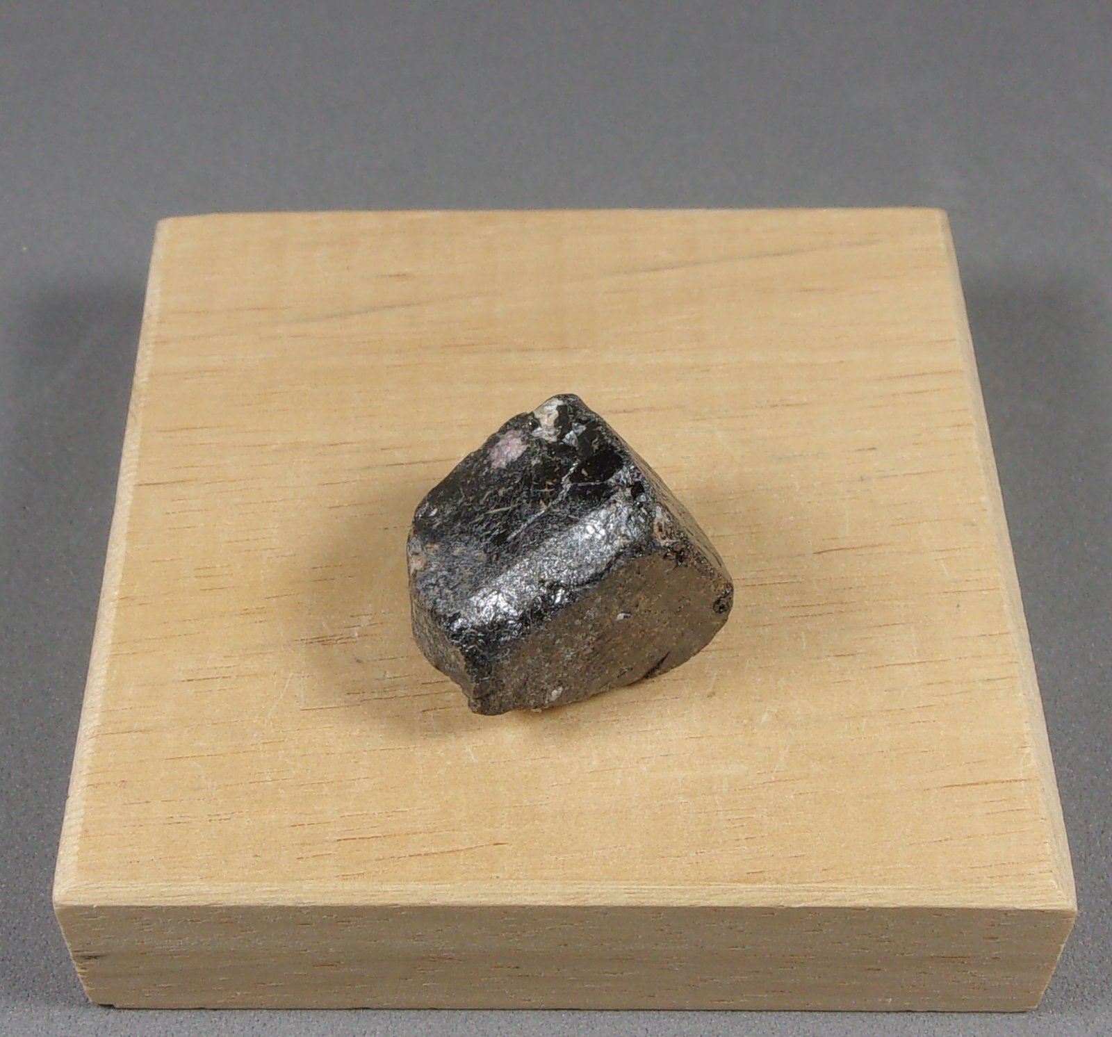 Stibiotantalita
2 x 1,6 x 1,5 cm. 23,79 g.
(Autor: J. G. Alcolea)