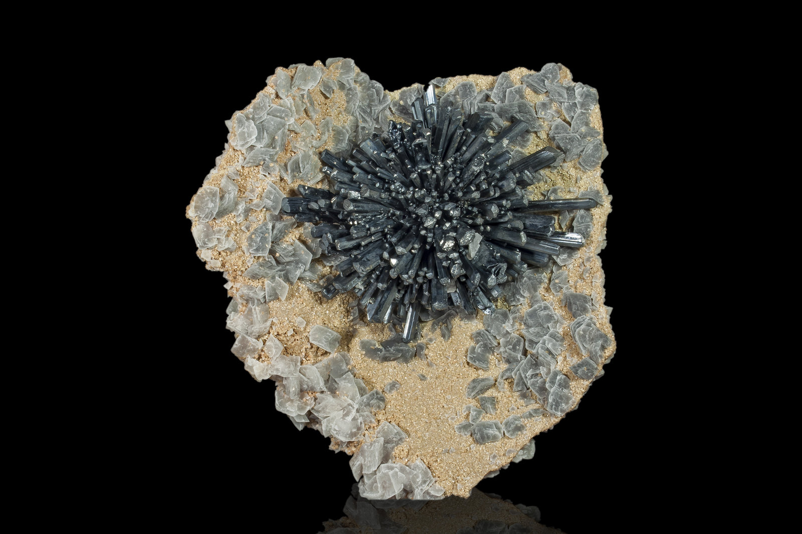 Estibina en Calcita y Calcita con inclusiones de Boulangerita
16.5 x 16 x 6 cm / cristal principal: 4.4 cm
(Autor: Museo MIM)