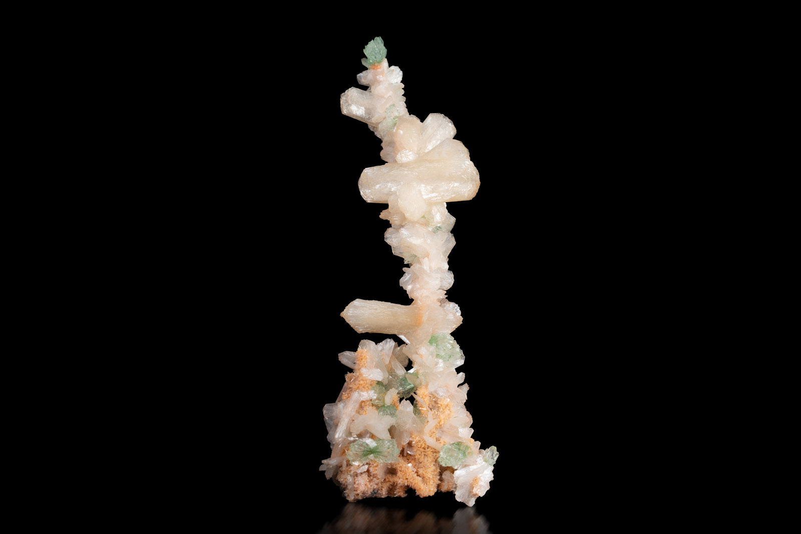 Estilbita-Ca [Stilbite-Ca] con Fluorapofilita-(K) [Fluorapophyllite-(K)]
8 x 5 x 25 cm / cristal principal: 5.7 cm.
(Autor: Museo MIM)