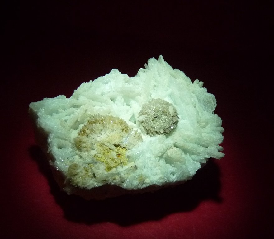 Stokesita, Microclina y Albita.
50x40 mm.
(Autor: Jesus Franquesa Baucells)