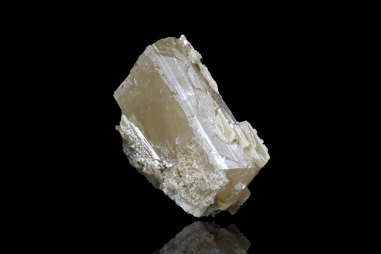 Stolzita
2.5 x 1 x 1.5 cm
(Autor: Museo MIM)