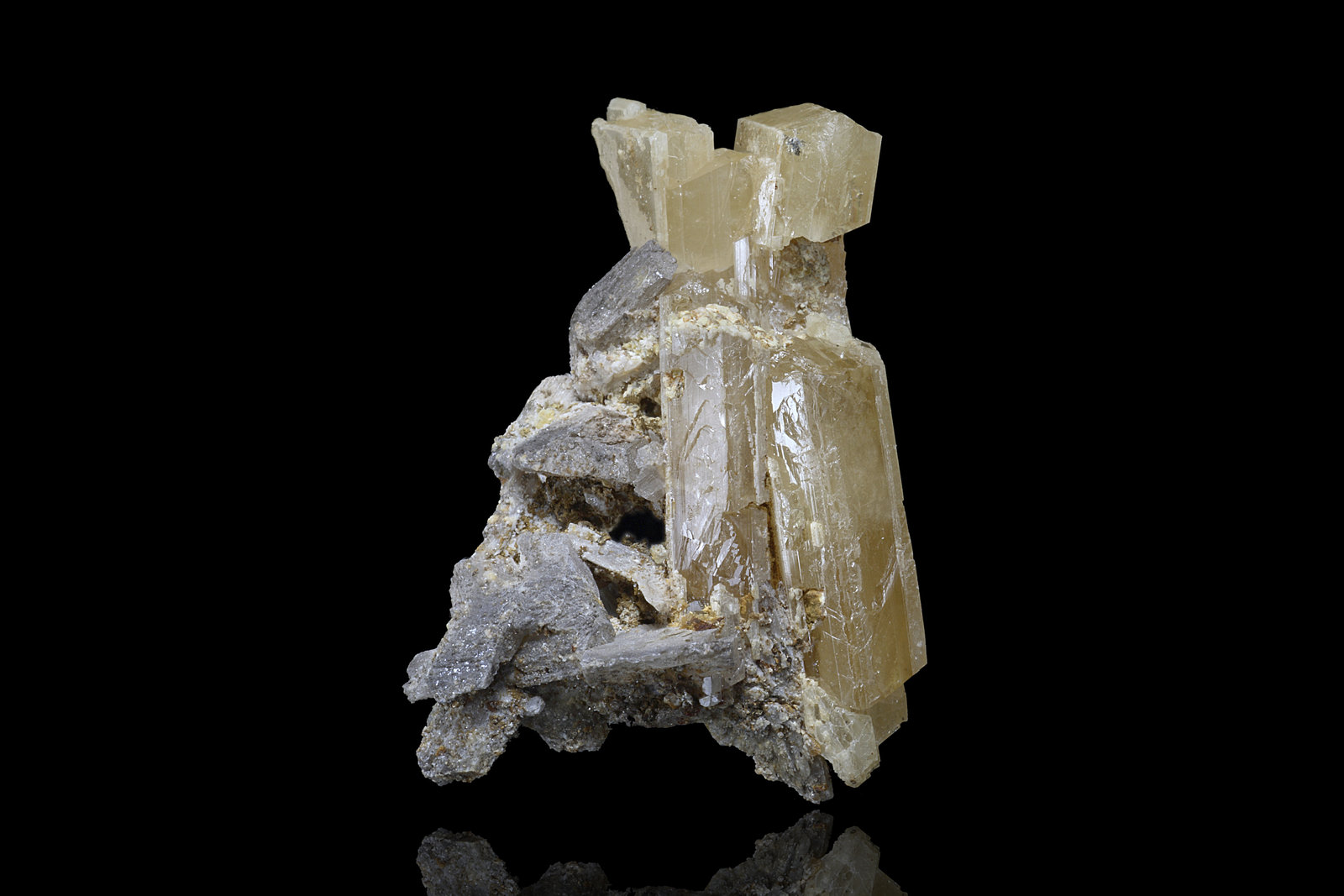 Stolzita
2.5 x 3 x 3.5 cm / cristal principal: 3.3 cm
(Autor: Museo MIM)