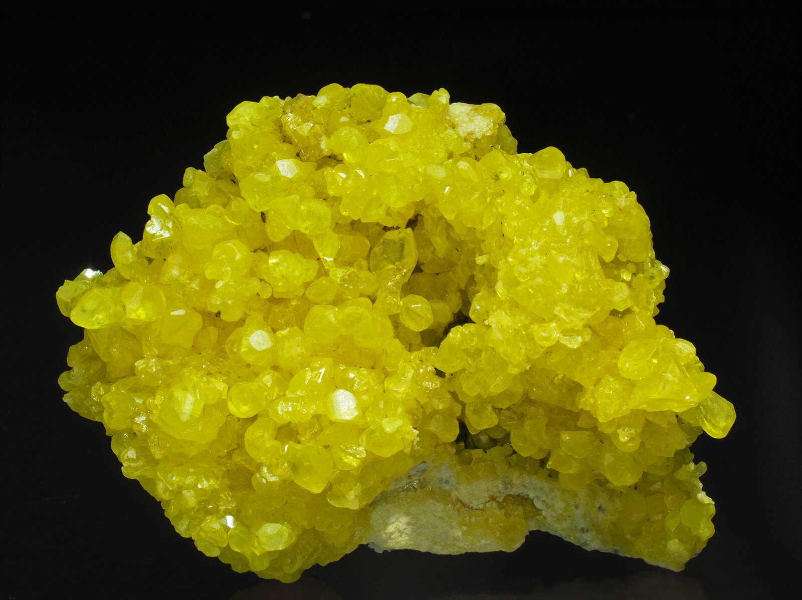 Azufre
Tamaño de la pieza: 8.7 × 6.7 × 4.7 cm / cristal principal: 1 × 0.5 cm
(Autor: Jordi Fabre)