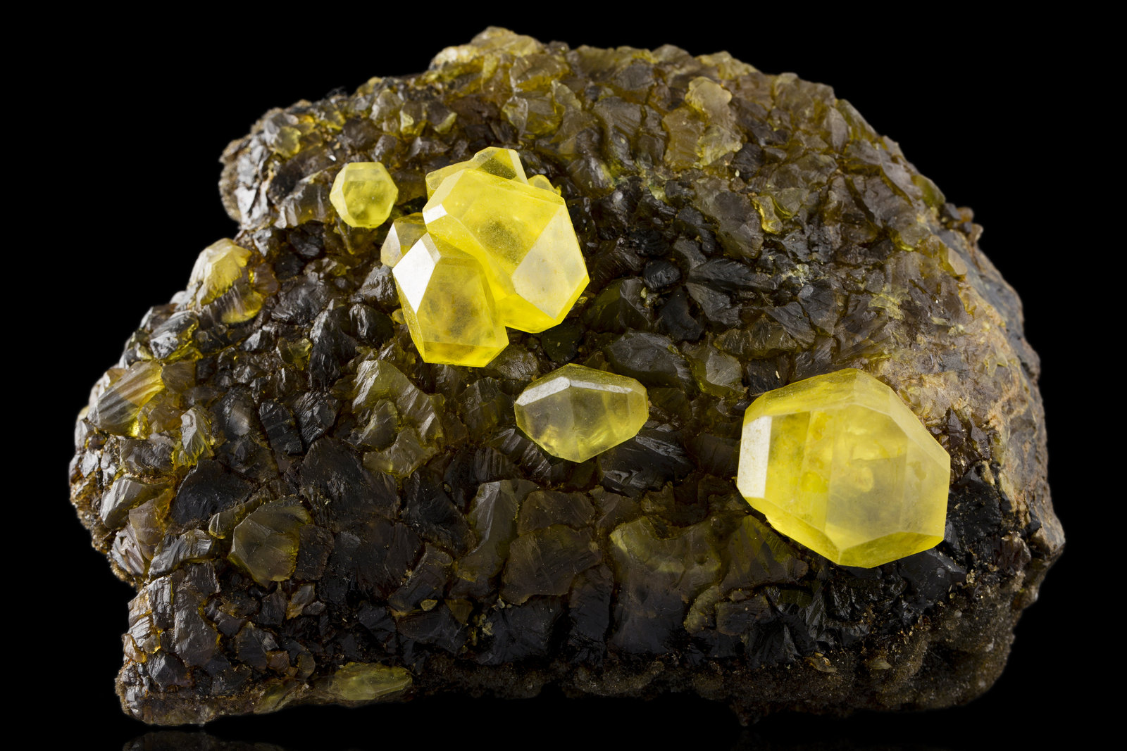 Azufre
14 x 10 x 8 cm / Cristal principal: 3.2 cm
(Autor: Museo MIM)