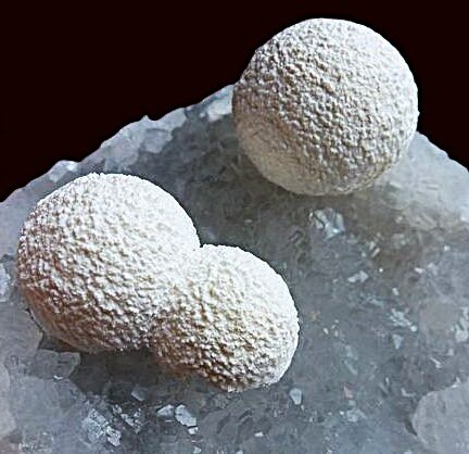 Mordenita, Cuarzo
Distrito Nashik (Nasik), Maharashtra, India
8 x 5,5 cm.
(Autor: javier ruiz martin)
