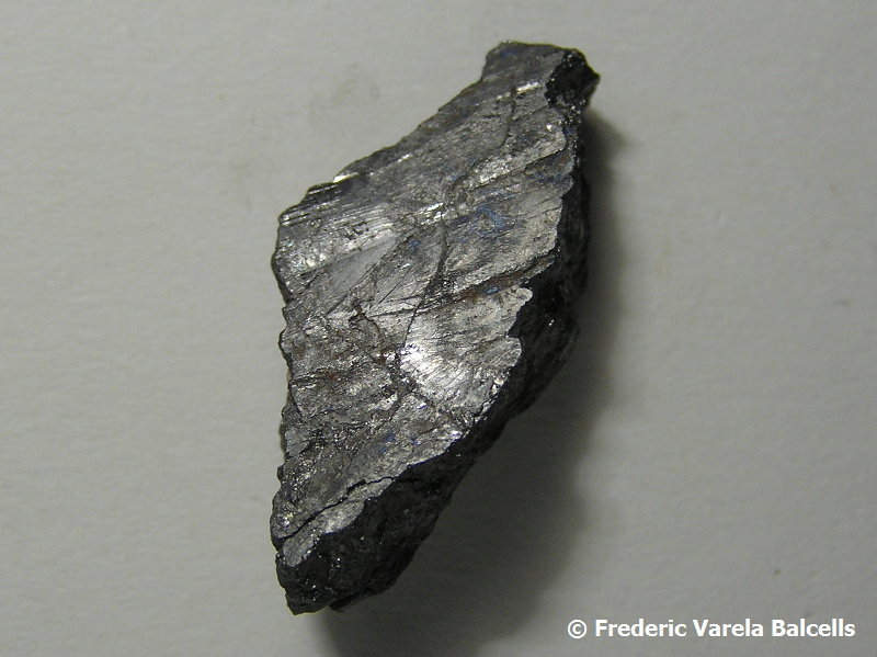 Columbita-(Fe)
2,7 x 1,3 x 1 cm
(Autor: Frederic Varela)