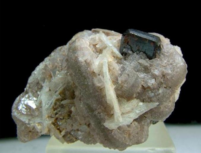 Tantalita-(Mn)
4 x 3 x 2,5 cm
(Autor: Antonio Alcaide)