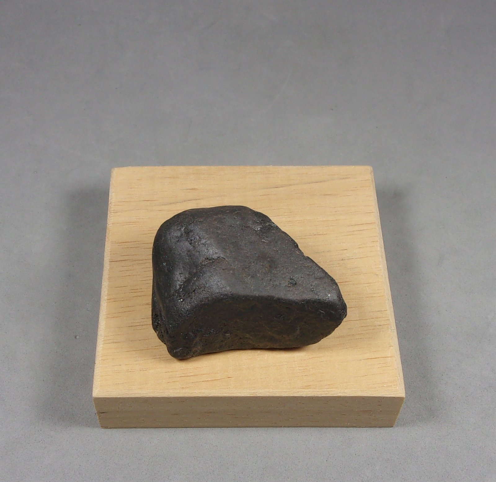 Tantalita-(Mn)
3,9 × 2,7 × 2,2 cm.  92,76 g.
(Autor: J. G. Alcolea)