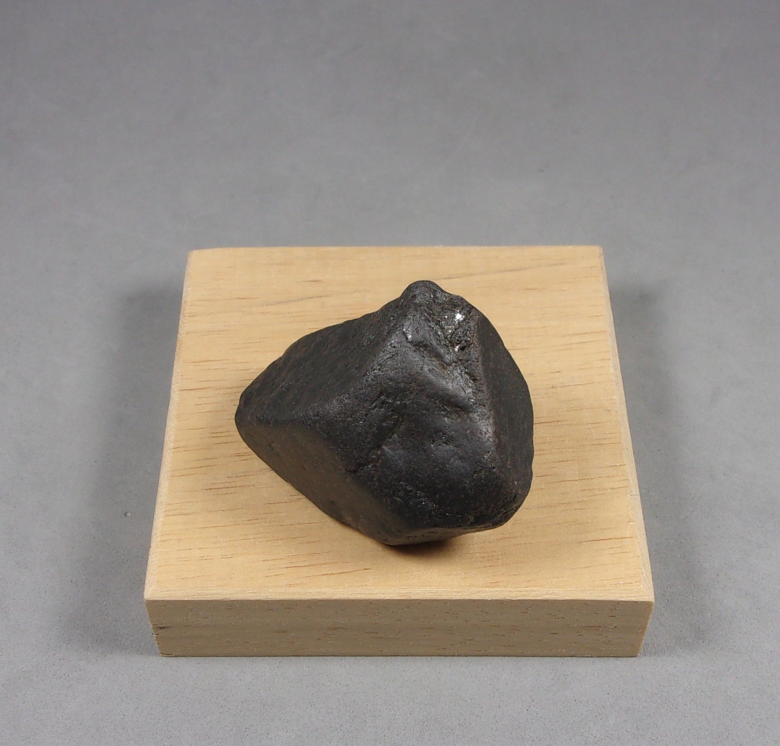 Tantalita-(Mn)
3,9 × 2,7 × 2,2 cm.  92,76 g.
(Autor: J. G. Alcolea)
