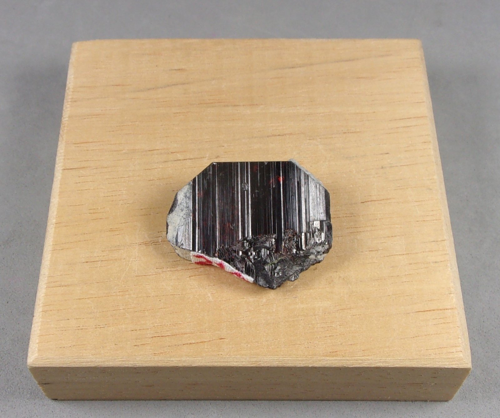 Tantalita-(Mn)
2,5 x 1,9 x 0,4 cm. 7,76 g.
(Autor: J. G. Alcolea)