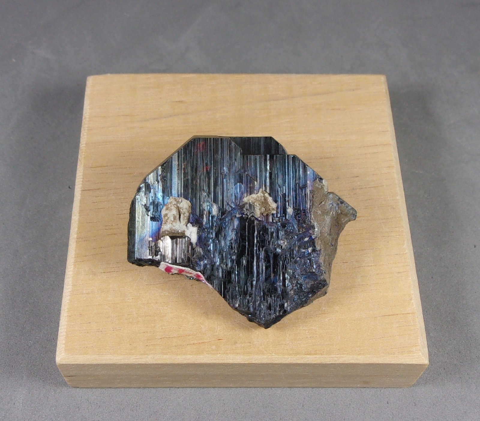 Tantalita-(Mn)
3,7 x 3,2 x 0,8 cm.,  29,82 g.
(Autor: J. G. Alcolea)