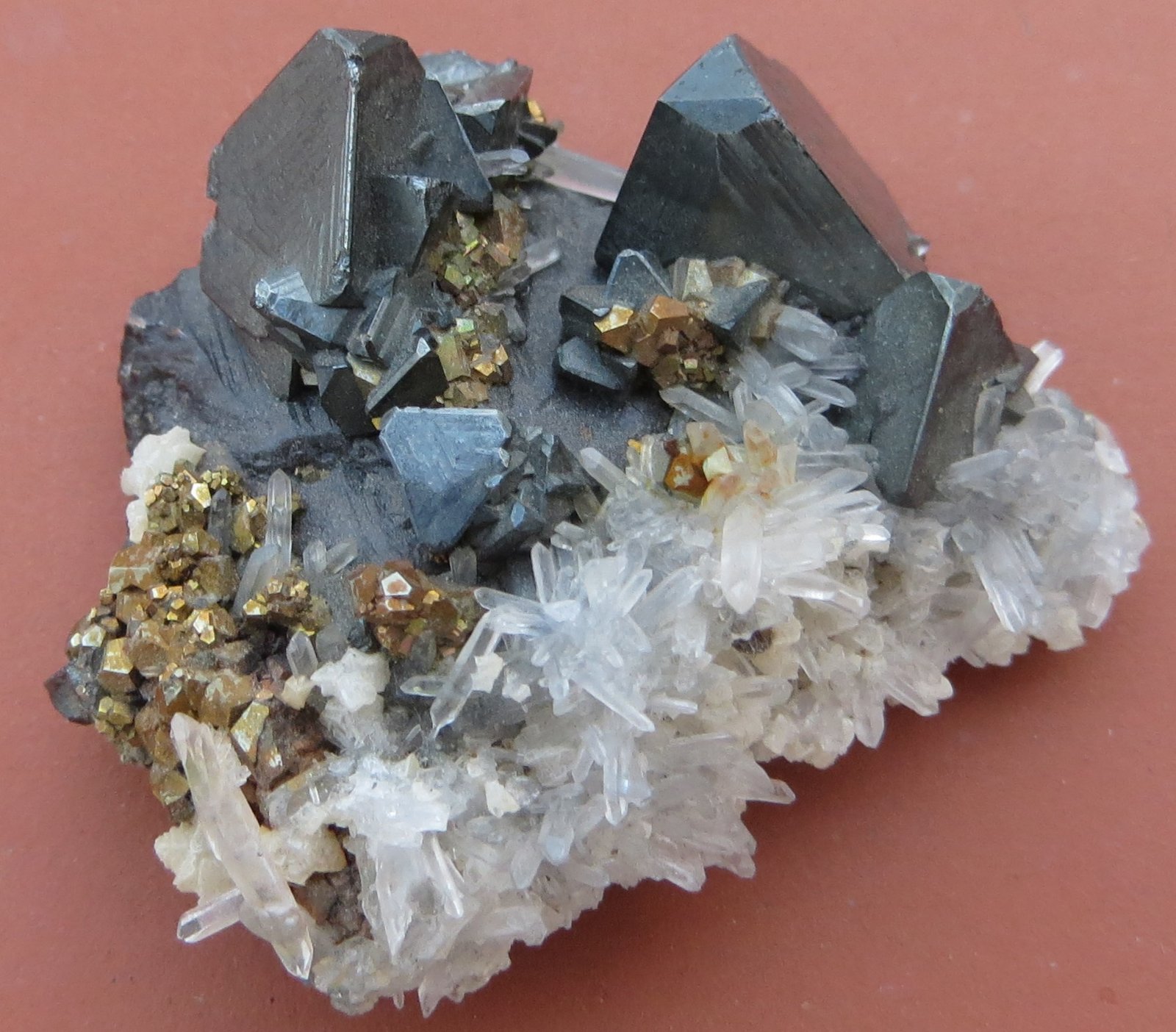Tetraedrita, Pirita, Cuarzo, Esfalerita
4 x 3 x 1,5 cm (peso 34 gram)
(Autor: Kaszon Kovacs)