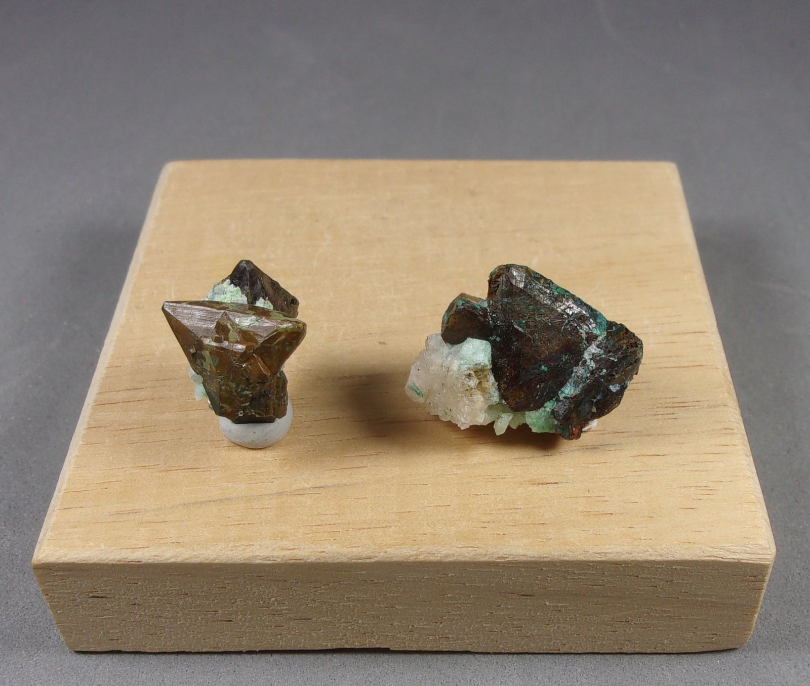 Tetraedrita (Sugrupo)
(A) 2,1 x 1,6 x 1,3 cm. (B) 1,6 x 1,3 cm.
(Autor: J. G. Alcolea)