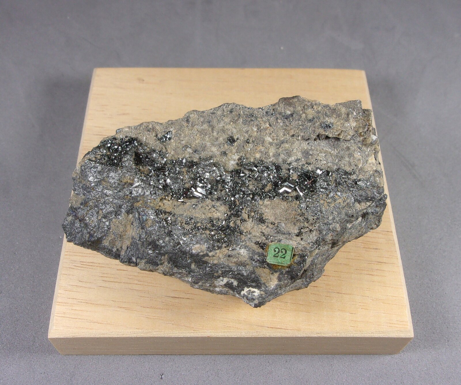 Tetraedrita
7,5 x 4,5 x 2,5 cm. Cristal más grande 3 milímetros.
(Autor: J. G. Alcolea)