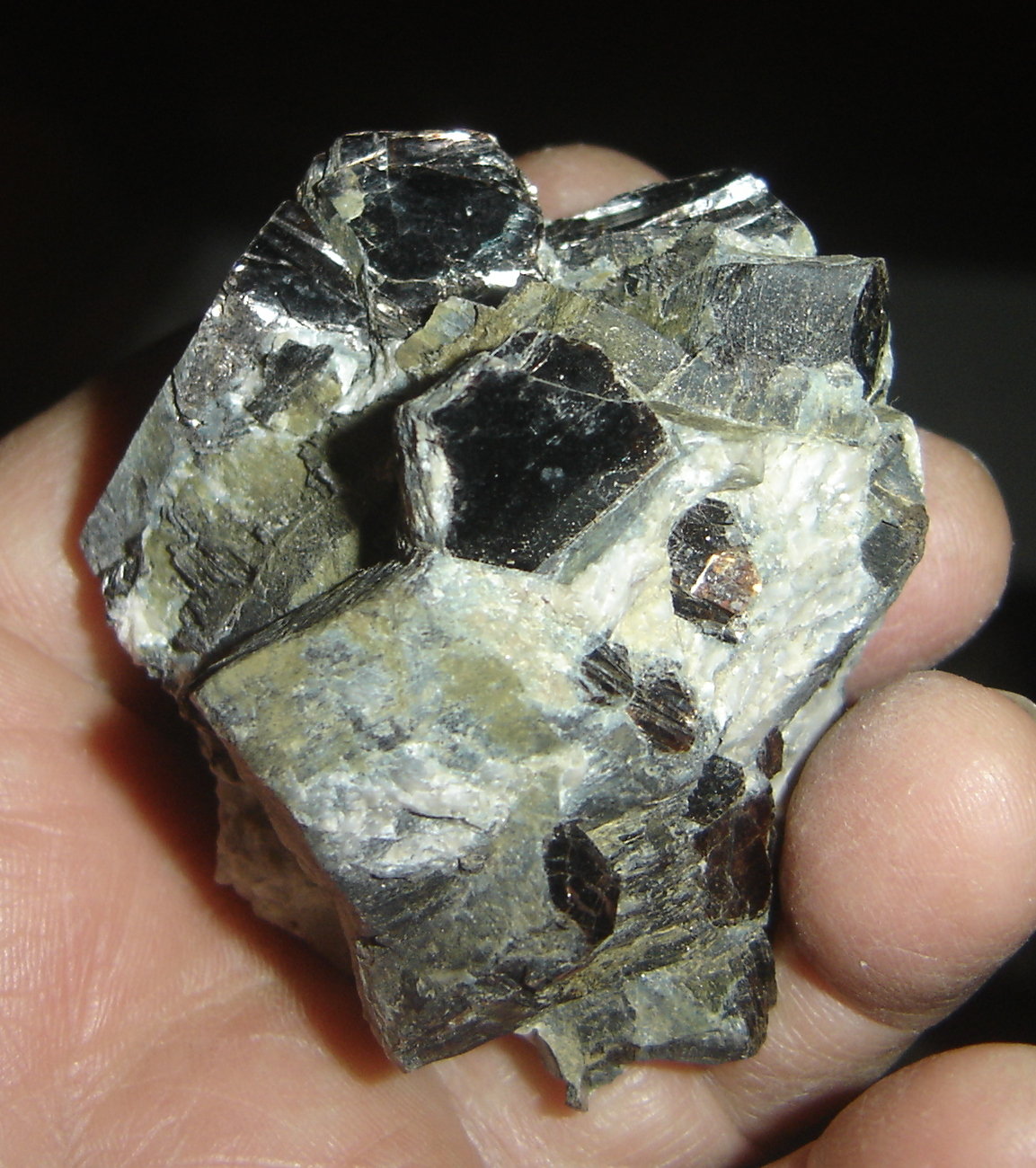 Phlogopita (Flogopita) pseudo Tetraferriphlogopita (Grupo Mica)
6 x 6 x 5 cm
(Autor: Anisio Claudio)