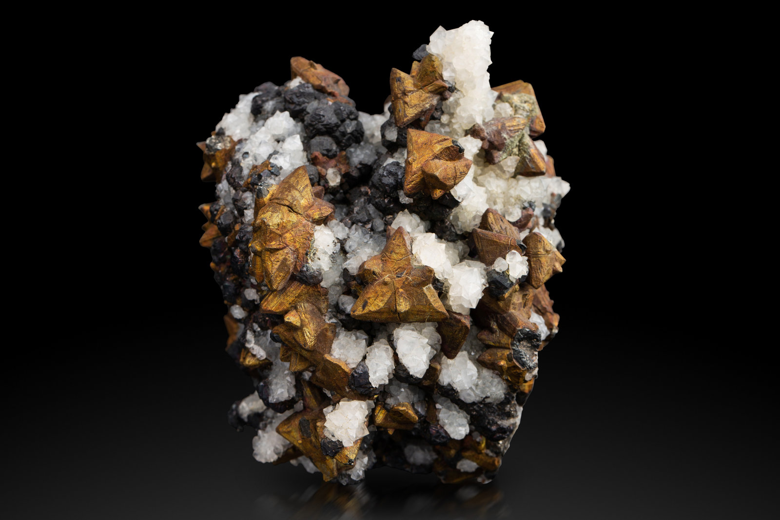 Tetraedrita [Tetrahedrite] (Grupo) recubierta por Calcopirita [Chalcopyrite] y con Cuarzo [Quartz] y Galena [Galena]
8 x 12 x 10 cm / cristal principal: 2.1 cm
(Autor: Museo MIM)