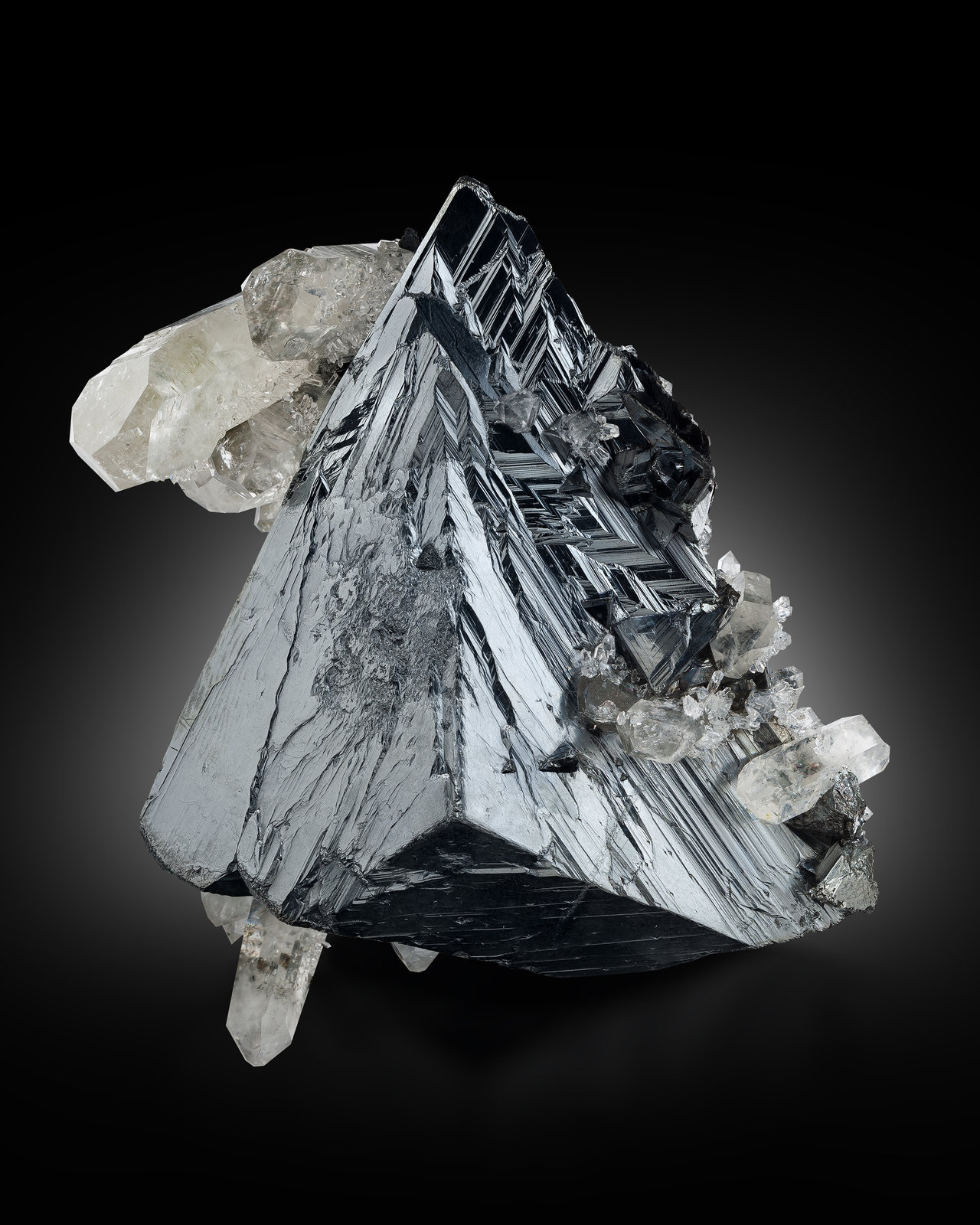 Tetraedrita (Grupo)
9 x 9 x 7 cm / cristal principal: 8 cm
(Autor: Museo MIM)