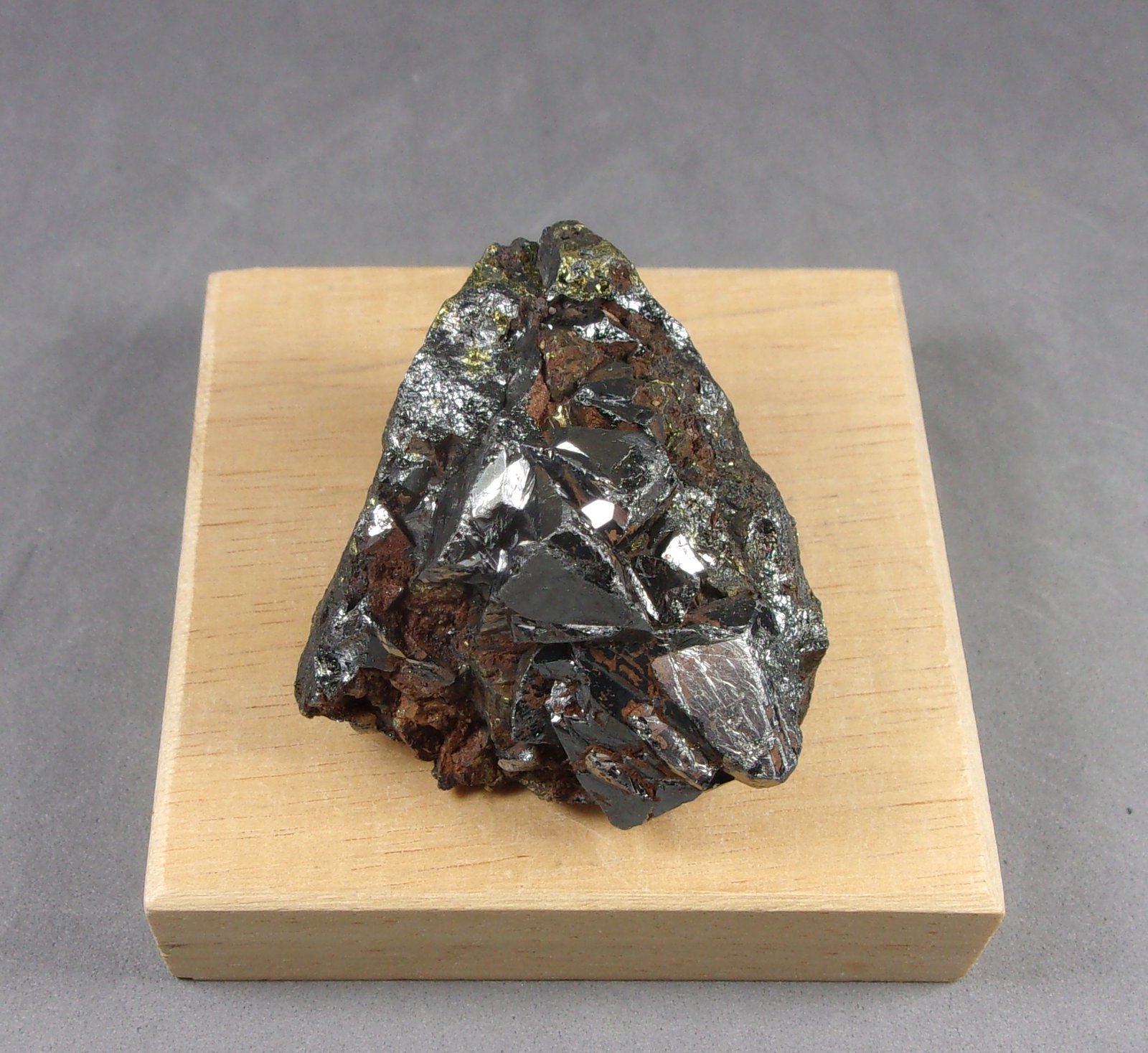 Tetraedrita-(Fe)
4,4 x 4 x 2,6 cm. Cristal mayor 16  milímetros.
(Autor: J. G. Alcolea)