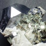 Galena, Pirita, Dolomita
6 x 5 cm. la pieza, 2 cm. el cristal de Galena
(Autor: javier ruiz martin)