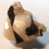 Analcima y Aegirina
Medidas pieza: 3,2x2,5x2,4 cm
(Autor: Sergio Pequeño)
